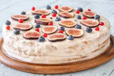 İncirli krem peynirli pasta kırmızı üzümlü üzümlü kuşüzümü şenlikli tatlı.