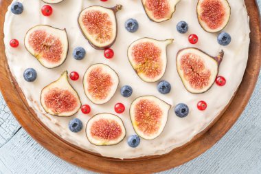 İncirli krem peynirli pasta kırmızı üzümlü üzümlü kuşüzümü şenlikli tatlı.