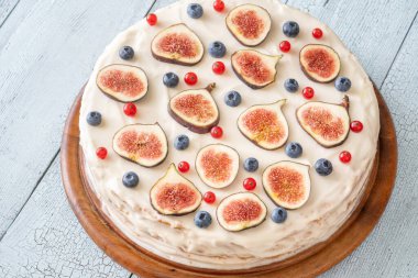 İncirli krem peynirli pasta kırmızı üzümlü üzümlü kuşüzümü şenlikli tatlı.