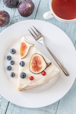 Dilimlenmiş krem peynirli kek incir çay fincanı davetli öğleden sonra