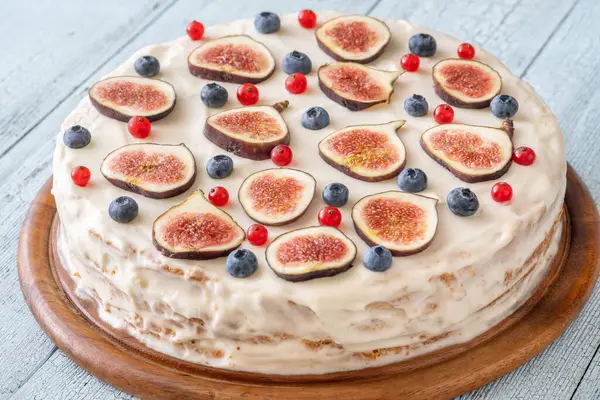 İncirli krem peynirli pasta kırmızı üzümlü üzümlü kuşüzümü şenlikli tatlı.