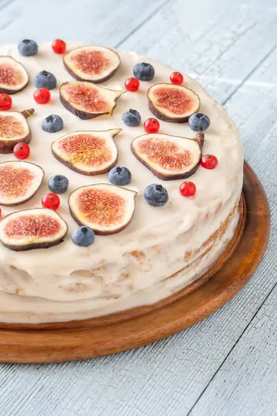 İncirli krem peynirli pasta kırmızı üzümlü üzümlü kuşüzümü şenlikli tatlı.