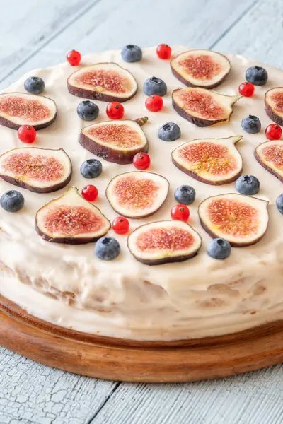 İncirli krem peynirli pasta kırmızı üzümlü üzümlü kuşüzümü şenlikli tatlı.