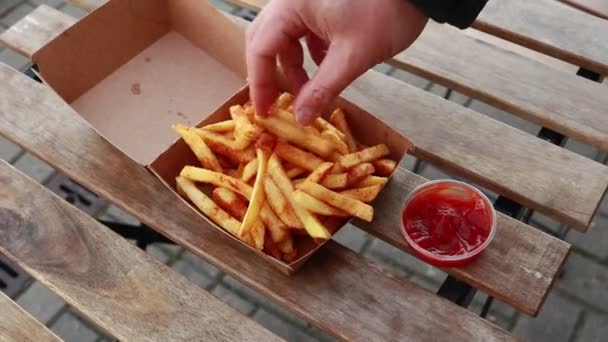 Hände Nehmen Pommes Aus Der Dose Und Tauchen Sie Ketchup — Stockvideo
