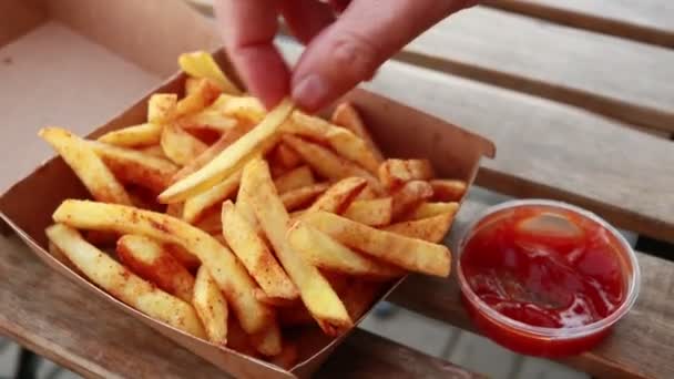 Mâinile Luând Cartofi Prăjiți Din Cutie Scufundându Ketchup Masă Din — Videoclip de stoc