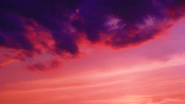 夕阳西下 戏剧性的粉色夕阳 红天上有紫色雷云 — 图库视频影像