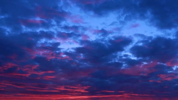 Timelapse Donkerblauwe Rode Zonsondergang Hemel Wolk Achtergrond Slow Motion Epische — Stockvideo