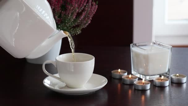 Heißer Schwarzer Tee Weißer Keramiktasse Mit Brennenden Duftkerzen Und Blumen — Stockvideo