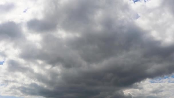 Ciemne Chmury Pojawiły Się Czystym Błękitnym Niebie Letnie Niebo Pogoda — Wideo stockowe