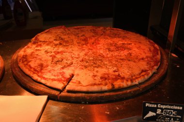 Kotor, Karadağ - 7 Haziran 2022: Kotor Eski Kasabası 'ndaki yerel bir restoranda pizza. Karadağ