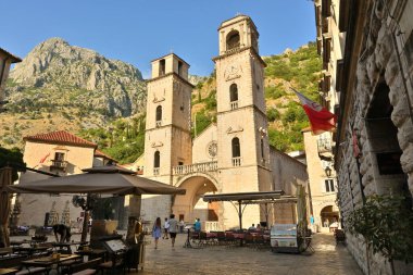 Kotor, Karadağ - 7 Haziran 2022: Eski Kotor Kasabasının mimarisi. Karadağ