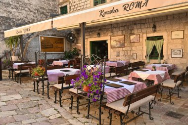 Kotor, Karadağ - 7 Haziran 2022: Eski Kotor kasabasındaki restoran. Karadağ