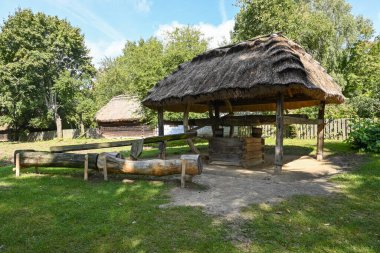 Lublin, Polonya - 13 Eylül 2022 Lublin Açık Hava Köyü Müzesi 'ndeki eski ahşap kuyu