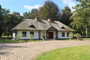 Lublin, Polonya - 13 Eylül 2022: Lublin Açık Hava Köyü Müzesi 'ndeki eski ev