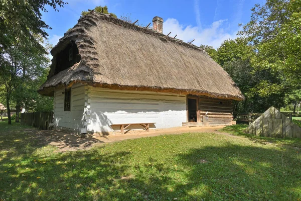 ポーランド リュブリン2022年9月13日 リュブリン野外村博物館の草の根の家 — ストック写真