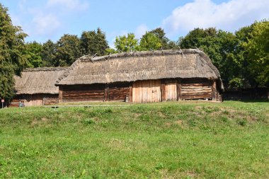 Lublin, Polonya - 13 Eylül 2022 Lublin Açık Hava Köyü Müzesi 'ndeki ahşap ahır