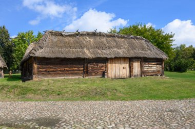 Lublin, Polonya - 13 Eylül 2022 Lublin Açık Hava Köyü Müzesi 'ndeki ahşap ahır