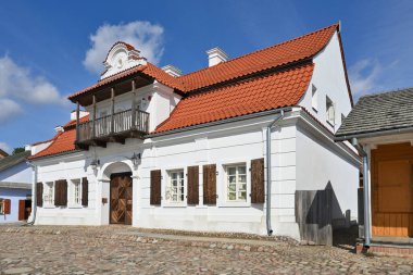 Lublin, Polonya - 13 Eylül 2022: Lublin Açık Hava Köyü Müzesi 'ndeki binalar