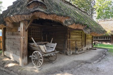 Lublin, Polonya - 13 Eylül 2022: Lublin Açık Hava Köyü Müzesi 'ndeki çiftlik binaları