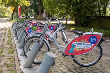 Lublin, Polonya - 13 Eylül 2022: Nextbike şehir bisikletleri Polonya 'nın Lublin şehir merkezinde kiralandı. Nextbike, halka açık bisiklet paylaşım sistemleri işleten bir Alman şirketidir.