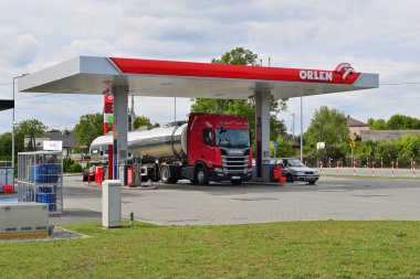 Annopol, Polonya - 13 Eylül 2022: Orlen Yakıt İstasyonu, Annopol. Orlen benzin istasyonları zinciri, Orta ve Doğu Avrupa 'nın en büyük petrol şirketlerinden biri olan Polonya petrol şirketi PKN ORLEN' e aittir.