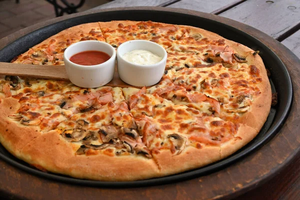 Pizza Served Ham Mushrooms Mozzarella Cheese — Stock Photo, Image
