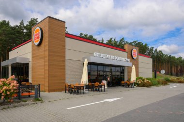 Otloczyn, Polonya - 11 Eylül 2022: Burger King restoranı Poland.Avrupa otoyolu yakınında.