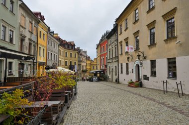 Lublin, Polonya - 12 Eylül 2022: Polonya 'nın Lublin Eski Kasabası' ndaki kaldırım taşı caddesi