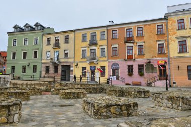 Lublin, Polonya - 12 Eylül 2022: Po Farze Meydanı (Eski Kilise Meydanı), Eski Lublin Kasabası. Polonya