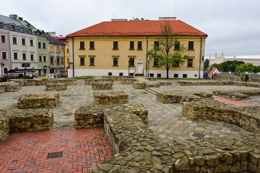 Lublin, Polonya - 12 Eylül 2022: Po Farze Meydanı (Eski Kilise Meydanı), Eski Lublin Kasabası. Polonya