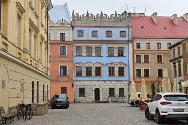 Lublin, Polonya - 12 Eylül 2022: Lublin Eski Şehir Meydanı 'ndaki renkli konutlar.