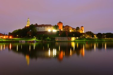 Polonya 'nın merkezindeki Vistula Nehri' ndeki Wawel Şatosu