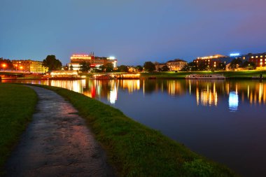 Krakow, Polonya - 14 Eylül 2022: gece Krakow şehir merkezi. Vistula Nehri üzerindeki gezinti güvertesi