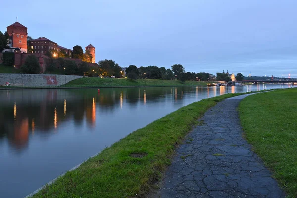 Πεζόδρομος Κατά Μήκος Του Ποταμού Βιστούλα Στην Κεντρική Κρακοβία Πολωνία — Φωτογραφία Αρχείου