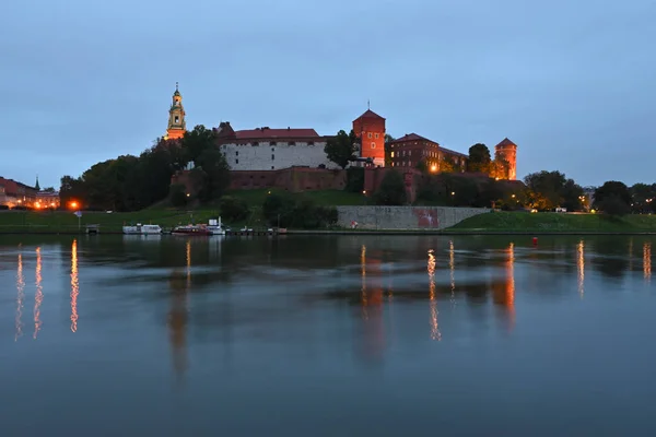 ポーランド クラクフの中心部のヴィスワ川にあるWawel城 — ストック写真