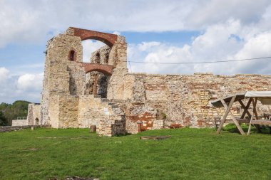 Rudno, Polonya - 16 Eylül 2022: Tenczyn Kalesi, Polonya 'nın Rudno köyündeki bir ortaçağ kalesi