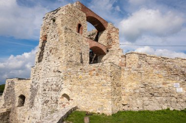 Rudno, Polonya - 16 Eylül 2022: Tenczyn Kalesi, Polonya 'nın Rudno köyündeki bir ortaçağ kalesi