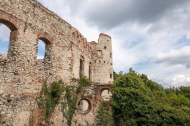 Rudno, Polonya - 16 Eylül 2022: Tenczyn Kalesi, Polonya 'nın Rudno köyündeki bir ortaçağ kalesi