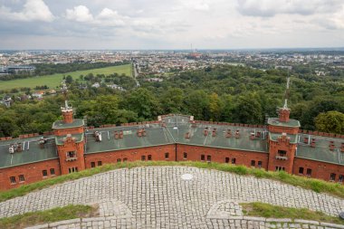 Krakow, Polonya - 16 Eylül 2022: Krakow 'daki Kosciuszko Tepesi çevresindeki tahkimatlar. Kosciuszko Tepesi, Polonya ulusal kahramanı Tadeusz Kosciuszko 'ya adanmış tarihi bir anıt.