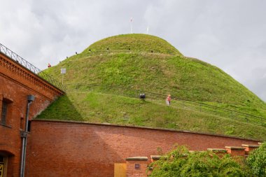 Krakow, Polonya - 16 Eylül 2022: Kosciuszko Dağı, Krakow 'daki tarihi bir anıt. Topraktan yapılmış ve tuğla istihkamlarla çevrili bir tümsek..