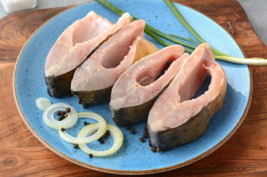 Taze, çiğ sazan balığı dilimleri. Balık kızartma için hazırlanıyor. Geleneksel Polonya Noel yemeği