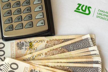 Gdansk, Polonya - 3 Mart 2023: ZUS (Ulusal Sosyal Sigorta Şirketi) logosu bir sayfa kağıt üzerinde ve para cilalaması