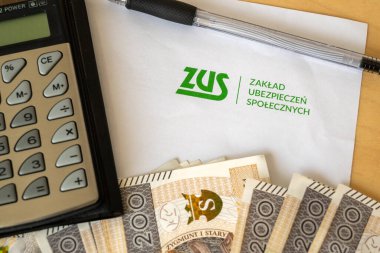 Gdansk, Polonya - 3 Mart 2023: ZUS (Ulusal Sosyal Sigorta Şirketi) logosu bir sayfa kağıt üzerinde ve para cilalaması