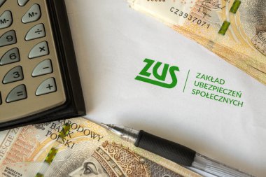 Gdansk, Polonya - 3 Mart 2023: ZUS (Ulusal Sosyal Sigorta Şirketi) logosu bir sayfa kağıt üzerinde ve para cilalaması