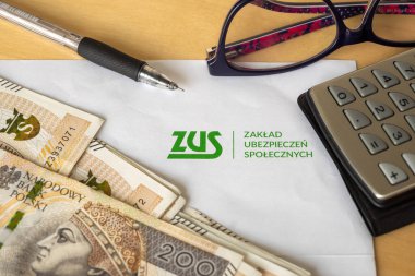 Gdansk, Polonya - 3 Mart 2023: ZUS (Ulusal Sosyal Sigorta Şirketi) logosu bir sayfa kağıt üzerinde ve para cilalaması