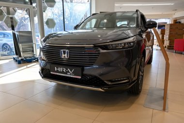 Gdynia, Polonya - 4 Mart 2023: Araba galerisinde Honda HR-V 'nin yeni modeli sunuldu