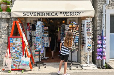 Perast, Karadağ - 6 Haziran 2022: Perast 'taki hediyelik eşya dükkanı. Karadağ