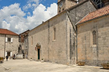 Perast, Karadağ - 6 Haziran 2022: Perast, Karadağ 'daki St. Nicholas Kilisesi