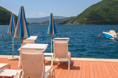 Perast, Karadağ - 6 Haziran 2022: Kotor körfezindeki Perast, turizm beldesi. Karadağ