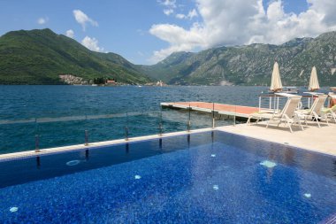 Perast, Karadağ - 6 Haziran 2022: Kotor körfezindeki Perast, turizm beldesi. Karadağ